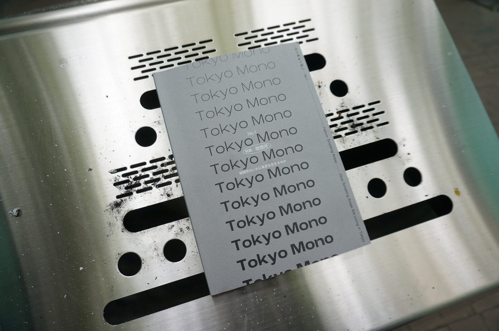 Tokyo Mono No.1 を喫煙所の灰皿に置いた俯瞰の写真